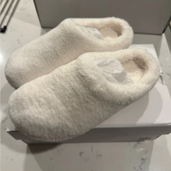 ALO Yoga | Shoes | New Alo Sherpa Recovery Slippers | Poshmark